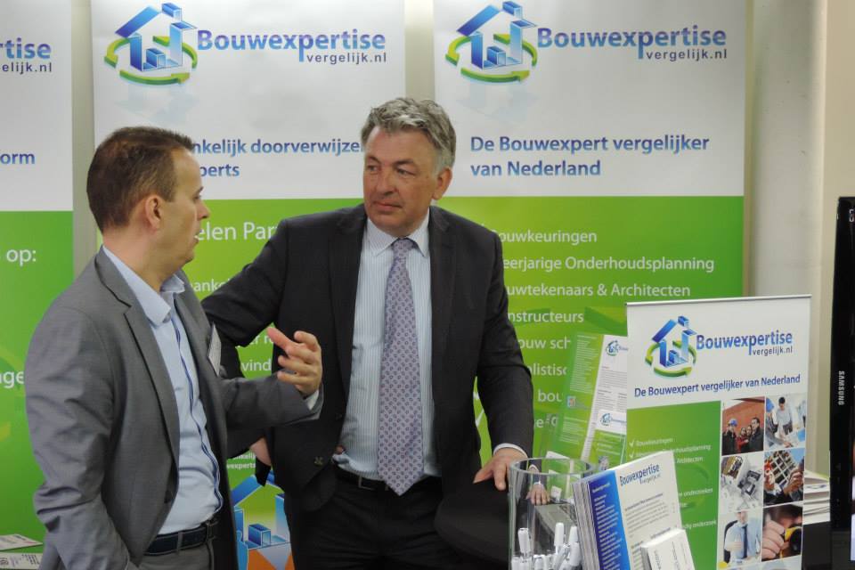 Links op de foto Chris Tieleman die druk in gesprek is met rechts op de foto Aart de Groot tijdens de Maasvallei Netwerk Dag Boxmeer in maart 2014