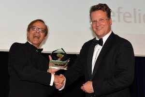 Foto: Koen Slippens (rechts), CEO Sligro Food Group, krijgt van Frank de Grave de Award overhandigd.