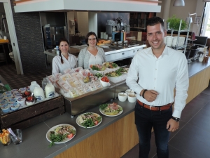 pura-catering-cuijk-josie-rachelle-roy-vullers-teamfoto-bij-rabobank-land-van-cuijk-en-maasduinen-maasvallei-netwerk