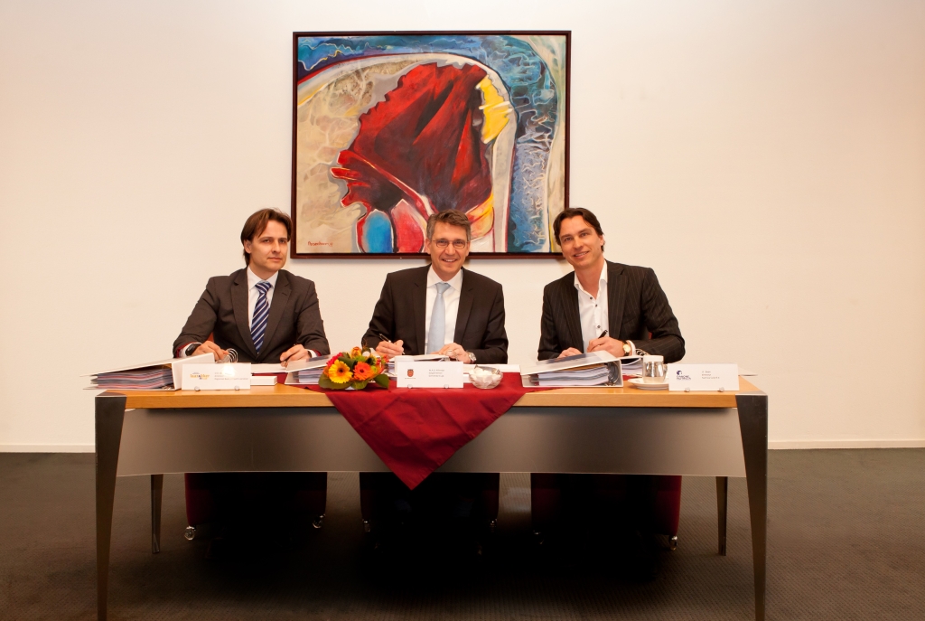 Foto Ondertekening Koop- en overdrachtsovereenkomsten bouw nieuwe fabriek Danone Nutricia-maasvallei-netwerk