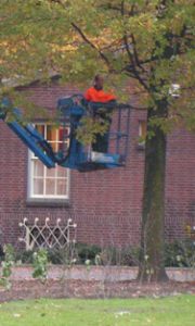 moet-ik-een-veiligheidsgordel-dragen-in-een-hoogwerker-aaj-advies-in-ottersum-informeert