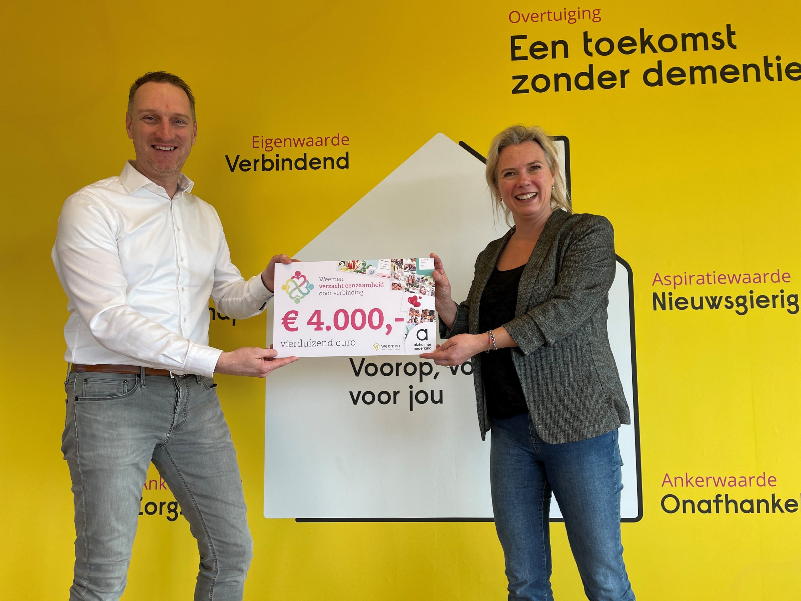 Maarten Weemen overhandigt een cheque