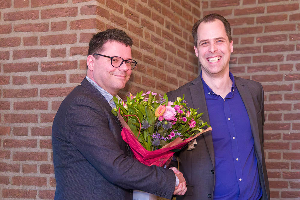 De bloemen werden aangeboden door huisleverancier Reintjes Bloemen uit Veulen.