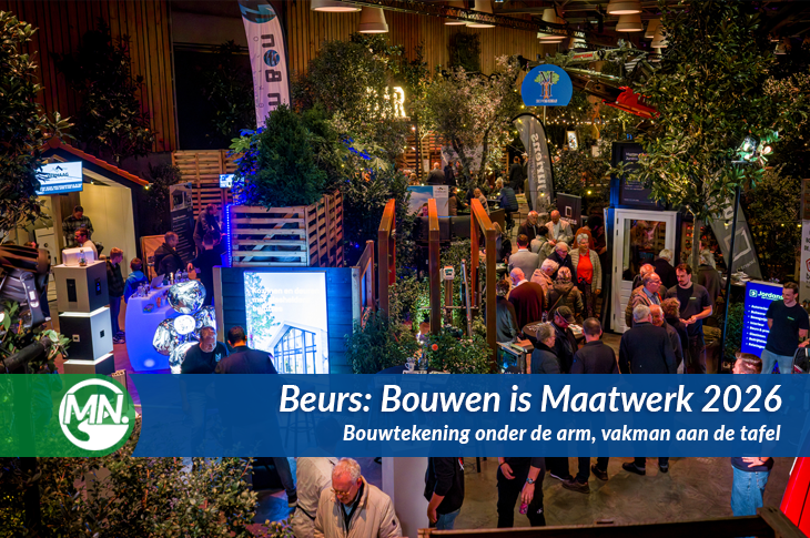 Bouwtekening onder de arm, vakman aan de tafel